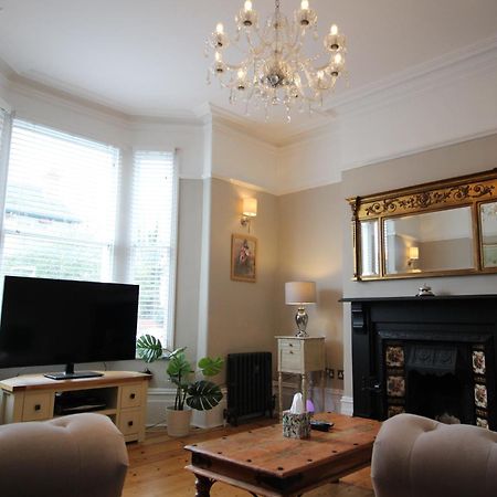 Orwell Villa Elegant Period 5 Bed Close To Town Sleeps 15 เชลเทนแฮม ภายนอก รูปภาพ
