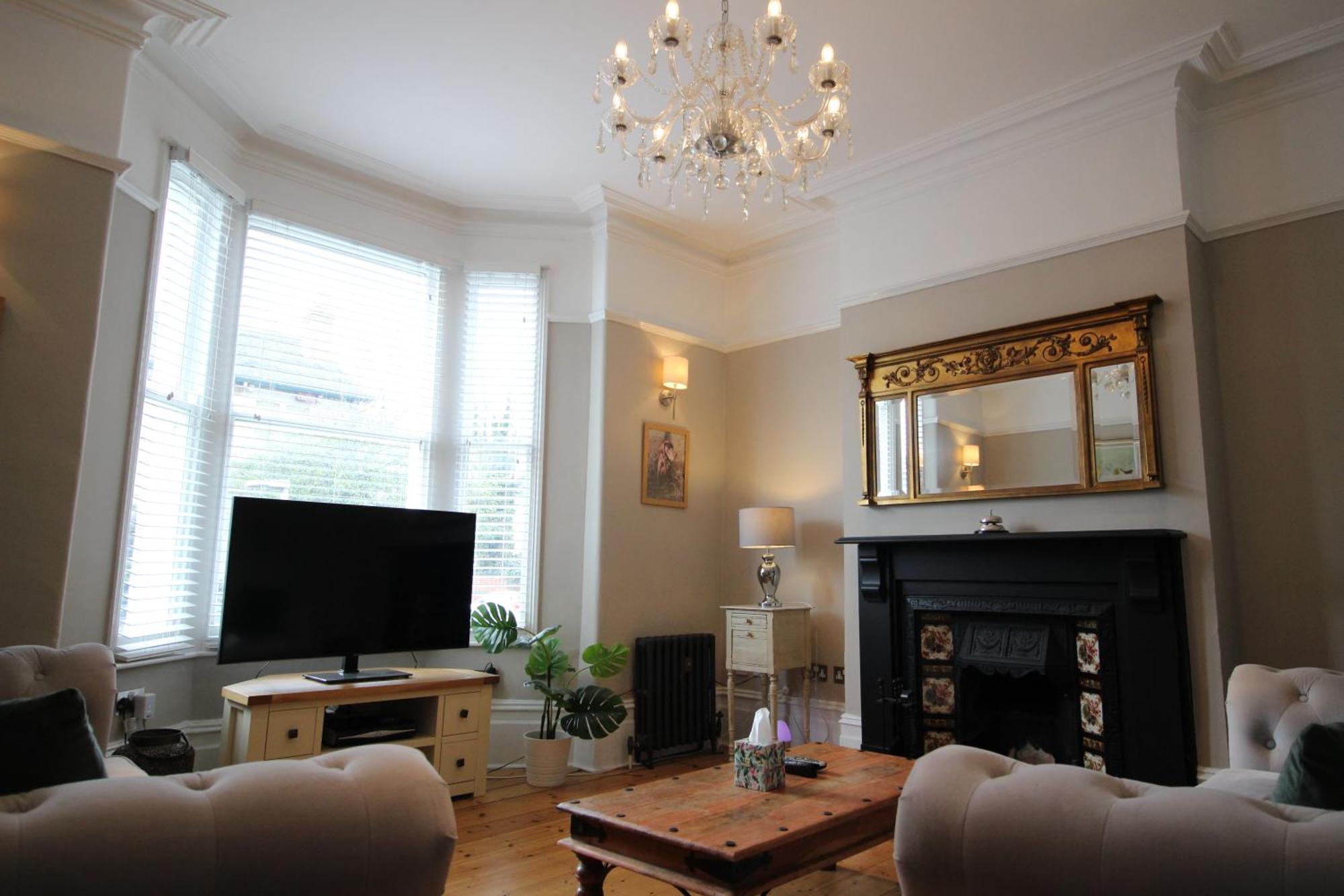 Orwell Villa Elegant Period 5 Bed Close To Town Sleeps 15 เชลเทนแฮม ภายนอก รูปภาพ